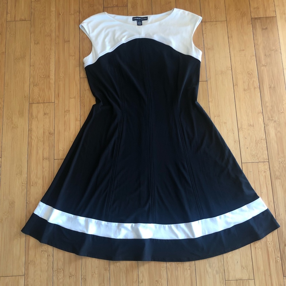 Black and white American Living midi. Made of 95% polyester and 5% elastane